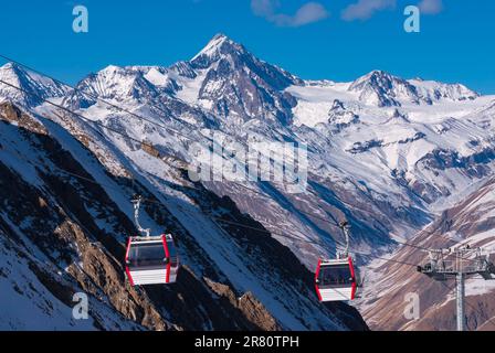 Kobi est un village de Stepantsminda, tandis que Gudauri est une station de ski située sur le plateau sud de la chaîne de montagnes Du Grand Caucase Banque D'Images