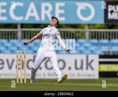 Issy Wong Bowling pour l'Angleterre contre l'Australie A dans un match d'échauffement de 3 jours avant le match de test de cendres Banque D'Images