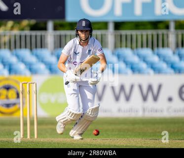 Amy Jones battant pour l'Angleterre contre l'Australie A dans un match d'échauffement de 3 jours avant la série de tests de cendres Banque D'Images