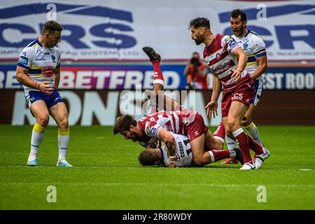 Wolfs' Ben Currie est abordé lors de la finale de la coupe du défi Betfred entre Wigan Warriors et Warrington Wolves au stade DW, Wigan, le dimanche 18th juin 2023. (Photo : Ian Charles | INFORMATIONS MI) Credit: INFORMATIONS MI & Sport /Alamy Live News Banque D'Images