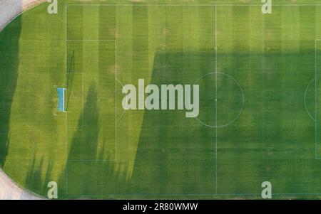 vue aérienne zenithal avec drone d'un terrain de football en herbe naturelle Banque D'Images