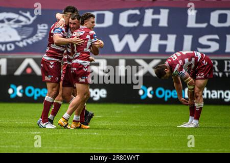 Les joueurs de Wigan célèbrent leur victoire lors de la finale du quart de coupe du défi Betfred entre Wigan Warriors et Warrington Wolves au stade DW, Wigan, le dimanche 18th juin 2023. (Photo : Ian Charles | INFORMATIONS MI) Credit: INFORMATIONS MI & Sport /Alamy Live News Banque D'Images