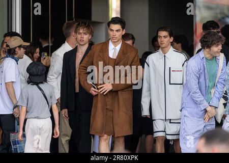 Milan, Italie. 08th juin 2022. Milan, Milan Fashion week, printemps été 2024. Milan, mode pour hommes, printemps été 2024. Prada défilés de mode arrivées en photo: Jacob Rott Zack Lugo crédit: Agence de photo indépendante/Alamy Live News Banque D'Images