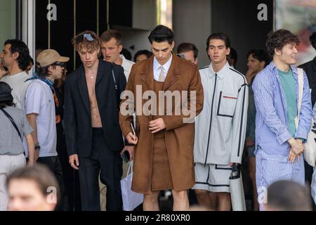 Milan, Italie. 08th juin 2022. Milan, Milan Fashion week, printemps été 2024. Milan, mode pour hommes, printemps été 2024. Prada défilés de mode arrivées en photo: Jacob Rott Zack Lugo crédit: Agence de photo indépendante/Alamy Live News Banque D'Images