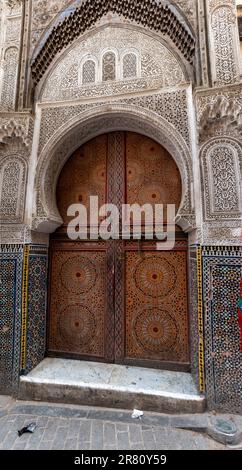 Entrée ornée de sculptures en bois et de stuc à une mosquée de Fès, au Maroc Banque D'Images