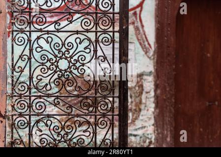 Ancienne grille de porte ornementale à motif floral dans la médina de Fès, au Maroc Banque D'Images