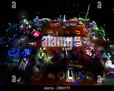 Vue sur un parc d'attractions illuminé de néons la nuit à Palm Springs, aux États-Unis Banque D'Images