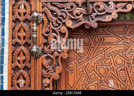 Porte décorée dans un palais arabe à Marrakech, au Maroc Banque D'Images