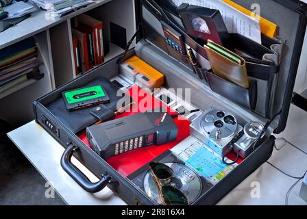 La technologie des années 1980 dans la mallette Mobira Cityman 1320 portable portable articles des années 1980 inc, Filofax, cassette VHS, CD, Olympus 35mm Camera Slides chèques etc Banque D'Images