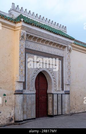 Entrée ornée de sculptures en bois et de stuc à une mosquée de Fès, au Maroc Banque D'Images