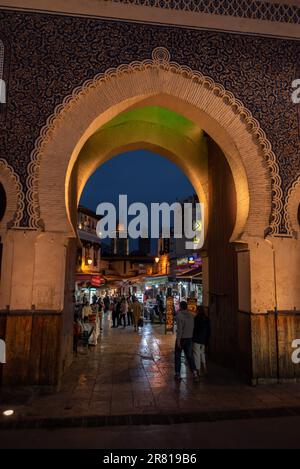 Célèbre porte de ville Bab Boujloud dans la médina de Fès, Maroc Banque D'Images