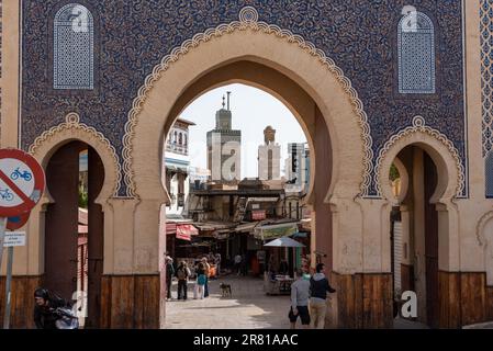 Célèbre porte de ville Bab Boujloud dans la médina de Fès, Maroc Banque D'Images