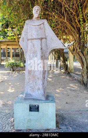 Rio de Janeiro, Brésil - 25 mai 2023 : statue d'un homme dans le district de Copacabana portant une robe blanche avec ceinture. Ce monument religieux SH Banque D'Images