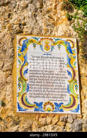 Guadalest, Alicante, Espagne - 14 janvier 2023: Une plaque de céramique placée sur un monticule de pierre orné d'une bordure de fleur. La formation rocheuse a un toucher Banque D'Images