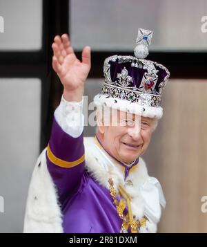 Le roi Charles III, qui agite depuis le balcon du palais de Buckingham, porte la couronne d'État (la couronne impériale) et ses robes de couronnement, signe un remerciement à la foule en bas, depuis le balcon du palais de Buckingham, Après le couronnement de sa reine Camilla à l'abbaye de Westminster Westminster 6 mai 2023 de Londres Banque D'Images