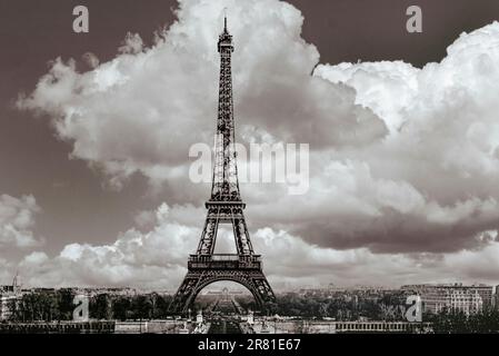 TOUR EIFFEL RÉTRO B&W PARIS FRANCE Paysage ciel spectaculaire nuages vue sur le vieux site historique traditionnel français. Ville de Paris vue nuages ciel paysage urbain pittoresque. Banque D'Images