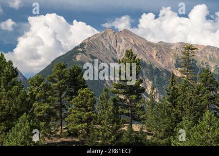 Twin Peaks de 13 290 pieds Nord-est, Twin Peaks de 13 333 pieds situé dans la région sauvage de Collegiate Peaks, dans le centre du Colorado, près des Twin Lakes. Banque D'Images