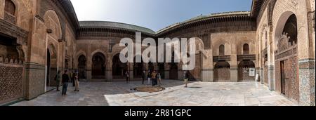 Façade orientale traditionnelle dans la cour de la madrasa Bou Inaniya dans la médina de Fès, au Maroc Banque D'Images