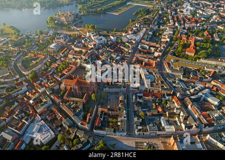 Schwerin - État allemand de Mecklembourg-Poméranie-Occidentale, vue aérienne sur la ville - Vieille ville, château et cathédrale Banque D'Images