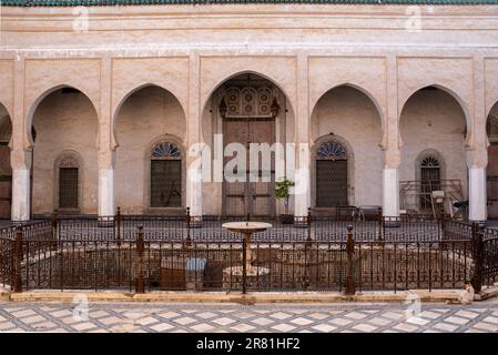 FES, MAROC - 02 AVRIL 2023 - beau vieux palais traditionnel El Glaoui dans la médina de Fes, Maroc Banque D'Images