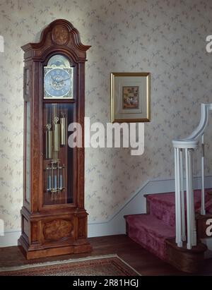 Horloge de grand-père dans le couloir d'entrée de la maison. Banque D'Images