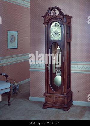 Horloge de grand-père dans le couloir d'entrée de la maison. Banque D'Images