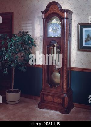 Horloge de grand-père dans le couloir d'entrée de la maison. Banque D'Images