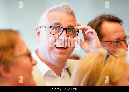 Mannheim, Allemagne. 18th juin 2023. Thorsten Riehle (l, SPD), chef du groupe parlementaire SPD au conseil municipal et candidat au poste de Lord Mayor de la ville de Mannheim, et son mari Markus se tiennent entre collègues du parti dans la salle du conseil de la mairie N 1. Pas de vainqueur, mais un résultat clair : les habitants de Mannheim devront se rendre de nouveau aux urnes dans trois semaines pour choisir un nouveau maire. À l'élection de dimanche, aucun des huit candidats n'a dépassé le seuil de 50 pour cent des suffrages exprimés. Credit: Uwe Anspach/dpa/Alamy Live News Banque D'Images