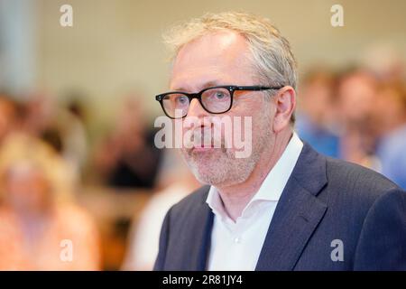 Mannheim, Allemagne. 18th juin 2023. Peter Kurz (SPD), Lord Maire de la ville de Mannheim, se trouve dans la salle du conseil de Stadthaus N 1. Pas de vainqueur, mais un résultat clair: Le peuple de Mannheim devra se rendre de nouveau aux urnes dans trois semaines pour choisir un nouveau Lord Mayor. À l'élection de dimanche, aucun des huit candidats n'a dépassé le seuil de 50 pour cent des suffrages exprimés. Credit: Uwe Anspach/dpa/Alamy Live News Banque D'Images