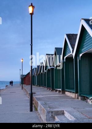 Des cabanes de plage pittoresques nichées sur les rives de la pittoresque île de Wight, où le charme côtier rencontre le bonheur en bord de mer Banque D'Images