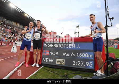 Jakob Ingebrigtsen (NOR) pose avec les frères Henrik Ingebrigtsen et Filip Ingebrigtsen après avoir remporté le 1.500 m d’un record national de 3:27,95 lors des Jeux de Bislett, jeudi 15 juin 2023, à Oslo, Norvège. (Jiro Mochizuki/image du sport) Banque D'Images