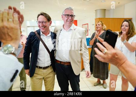 Mannheim, Allemagne. 18th juin 2023. Thorsten Riehle (r, SPD), candidat au poste de Lord Mayor de la ville de Mannheim, et son mari Markus arrivent à la salle du conseil de Stadthaus N 1. Pas de vainqueur, mais un résultat clair: Le peuple de Mannheim devra se rendre de nouveau aux urnes dans trois semaines pour choisir un nouveau Lord Mayor. À l'élection de dimanche, aucun des huit candidats n'a dépassé le seuil de 50 pour cent des suffrages exprimés. Credit: Uwe Anspach/dpa/Alamy Live News Banque D'Images