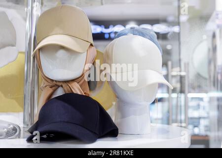 casquettes d'été élégantes pour homme dans une boutique de chapeaux. Mode tous les jours Banque D'Images