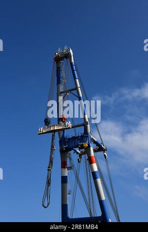 Den Helder, pays-Bas. 10 juin 2023. Une grue flottante lourde dans le port industriel de Den Helder. Photo de haute qualité Banque D'Images