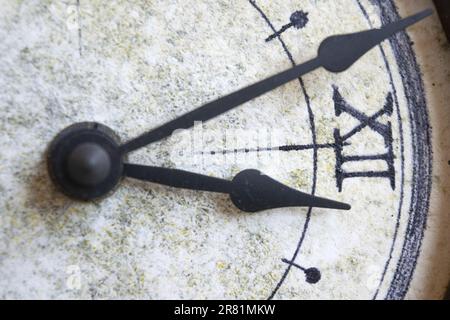 concept de temps avec les mains d'une ancienne horloge murale Banque D'Images