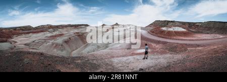 Collines bentonite vue aérienne incroyable. Deux touristes regardant la caméra. Situé dans le parc national de Capitol Reef, États-Unis, Utah. Banque D'Images