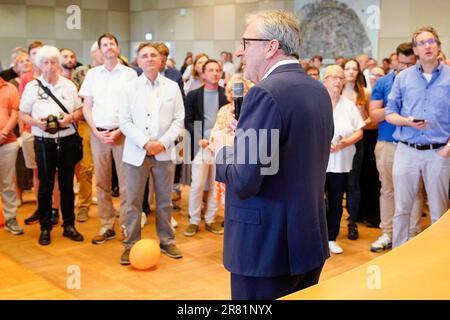 Mannheim, Allemagne. 18th juin 2023. Peter Kurz (SPD), Lord Mayor of the City of Mannheim, annonce les résultats préliminaires des élections dans la salle du Conseil de l'hôtel de ville N 1. Pas de gagnant, mais un résultat clair. Le peuple de Mannheim devra se rendre de nouveau aux urnes dans trois semaines pour élire un nouveau Lord Mayor. À l'élection de dimanche, aucun des huit candidats n'a dépassé le seuil de 50 pour cent des suffrages exprimés. Credit: Uwe Anspach/dpa/Alamy Live News Banque D'Images