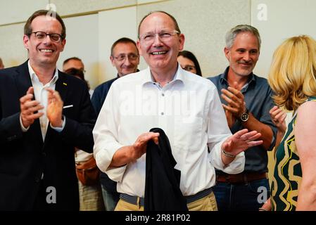 Mannheim, Allemagne. 18th juin 2023. Christian Specht (M, CDU), candidat au poste de Lord Mayor de la ville de Mannheim, rit dans la salle du conseil de Stadthaus N 1. Pas de vainqueur, mais un résultat clair: Le peuple de Mannheim devra se rendre de nouveau aux urnes dans trois semaines pour choisir un nouveau Lord Mayor. À l'élection de dimanche, aucun des huit candidats n'a dépassé le seuil de 50 pour cent des suffrages exprimés. Credit: Uwe Anspach/dpa/Alamy Live News Banque D'Images