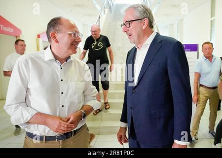 Mannheim, Allemagne. 18th juin 2023. Peter Kurz (r, SPD), Lord Mayor of the City of Mannheim, parle avec Christian Specht (CDU), candidat du Lord Mayor of the City of Mannheim, devant la Chambre du Conseil du bâtiment municipal N 1. Pas de gagnant, mais un résultat clair. Le peuple de Mannheim devra se rendre de nouveau aux urnes dans trois semaines pour choisir un nouveau Lord Mayor. À l'élection de dimanche, aucun des huit candidats n'a dépassé le seuil de 50 pour cent des suffrages exprimés. Credit: Uwe Anspach/dpa/Alamy Live News Banque D'Images