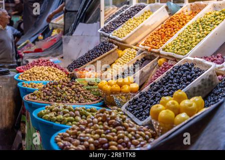 Exposition typique d'un magasin dans un bazar marocain Banque D'Images