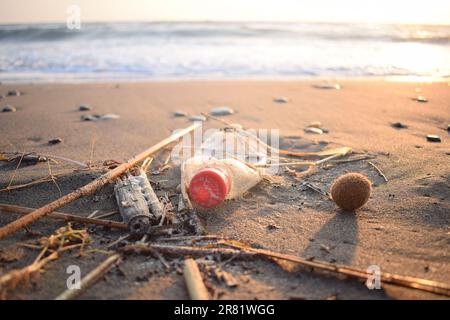 Déchets de plastique jetés sur la plage Banque D'Images