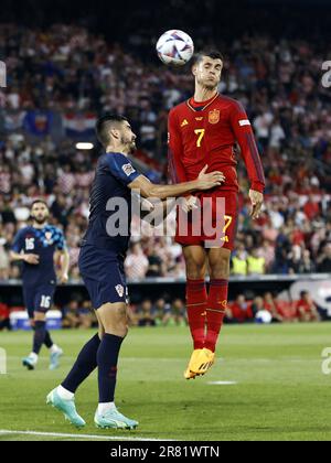 ROTTERDAM - (lr) Martin Erlic de Croatie, Alvaro Morata d'Espagne lors du match final de la Ligue des Nations de l'UEFA entre la Croatie et l'Espagne au stade de Kuip de Feyenoord sur 18 juin 2023 à Rotterdam, pays-Bas. ANP MAURICE VAN STONE Banque D'Images