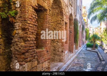 Naumachia ou Naumachie de Taormina est des ruines de l'ancien mur de briques dans la vieille ville de Taormina sur l'île de Sicile, en Italie Banque D'Images