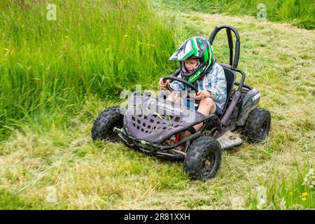 Course de kart électrique autour d'un champ, High Bickington, North Devon, Angleterre, Royaume-Uni. Banque D'Images