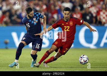 ROTTERDAM - (lr) Luka Ivanusec de Croatie, Jésus Navas d'Espagne lors du match final de la Ligue des Nations de l'UEFA entre la Croatie et l'Espagne au stade Feyenoord de Kuip on 18 juin 2023 à Rotterdam, pays-Bas. ANP MAURICE VAN STONE Banque D'Images