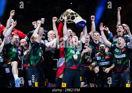 Cologne, Allemagne. 18th juin 2023. Handball: Ligue des Champions, SC Magdeburg - KS Kielce, finale, finale quatre, finale, Lanxess Arena. Les joueurs de SC Magdeburg applaudissent avec la coupe. Credit: Marius Becker/dpa/Alay Live News Banque D'Images