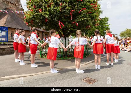 17 juin 2023 – Appleton Thorn, nr Warrington, Cheshire, Angleterre. Bawming (décorer l'arbre avec des fleurs et des rubans) l'épine est une cérémonie annuelle qui a lieu dans le village d'Appleton Thorn à Cheshire, en Angleterre. Appleton Thorn village est le seul village d'Angleterre où la cérémonie de mise en forme du Thorn a lieu le troisième samedi de juin de chaque année. Les enfants de l'année 6 de l'école primaire d'Appleton Thorn dansaient autour de l'arbre déchiré tout en chantant le chant de Bawming. Banque D'Images