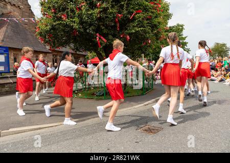 17 juin 2023 – Appleton Thorn, nr Warrington, Cheshire, Angleterre. Bawming (décorer l'arbre avec des fleurs et des rubans) l'épine est une cérémonie annuelle qui a lieu dans le village d'Appleton Thorn à Cheshire, en Angleterre. Appleton Thorn village est le seul village d'Angleterre où la cérémonie de mise en forme du Thorn a lieu le troisième samedi de juin de chaque année. Les enfants de l'année 6 de l'école primaire d'Appleton Thorn dansaient autour de l'arbre déchiré tout en chantant le chant de Bawming. Banque D'Images