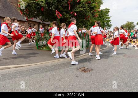 17 juin 2023 – Appleton Thorn, nr Warrington, Cheshire, Angleterre. Bawming (décorer l'arbre avec des fleurs et des rubans) l'épine est une cérémonie annuelle qui a lieu dans le village d'Appleton Thorn à Cheshire, en Angleterre. Appleton Thorn village est le seul village d'Angleterre où la cérémonie de mise en forme du Thorn a lieu le troisième samedi de juin de chaque année. Les enfants de l'année 6 de l'école primaire d'Appleton Thorn dansaient autour de l'arbre déchiré tout en chantant le chant de Bawming. Banque D'Images