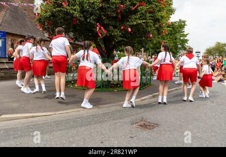 17 juin 2023 – Appleton Thorn, nr Warrington, Cheshire, Angleterre. Bawming (décorer l'arbre avec des fleurs et des rubans) l'épine est une cérémonie annuelle qui a lieu dans le village d'Appleton Thorn à Cheshire, en Angleterre. Appleton Thorn village est le seul village d'Angleterre où la cérémonie de mise en forme du Thorn a lieu le troisième samedi de juin de chaque année. Les enfants de l'année 6 de l'école primaire d'Appleton Thorn dansaient autour de l'arbre déchiré tout en chantant le chant de Bawming. Banque D'Images